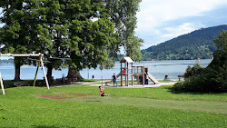 Photo de Spielplatz am See protégé par des falaises