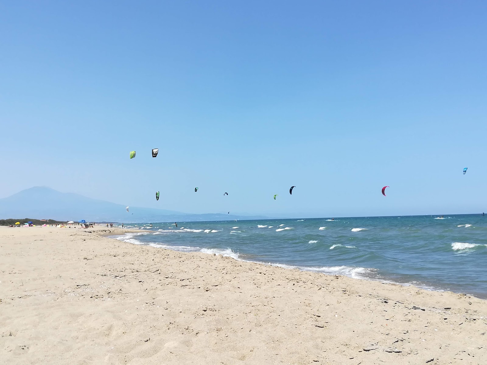 Foto di Agnone beach con una superficie del sabbia pura scura