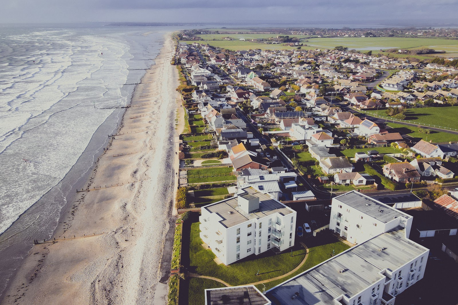 Foto de East Wittering beach - lugar popular entre os apreciadores de relaxamento