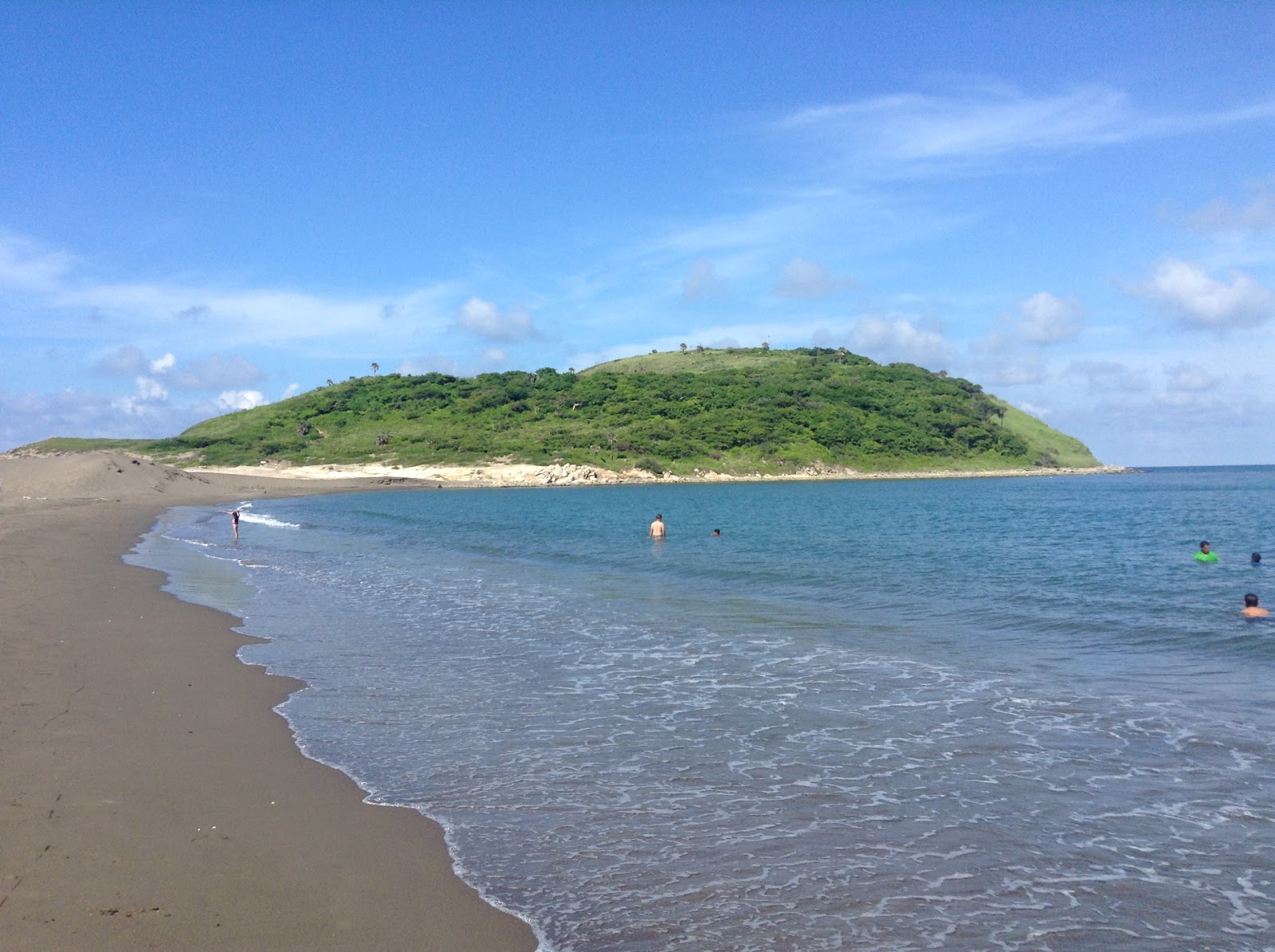 Φωτογραφία του Beach Villa Rica με φωτεινή άμμος επιφάνεια