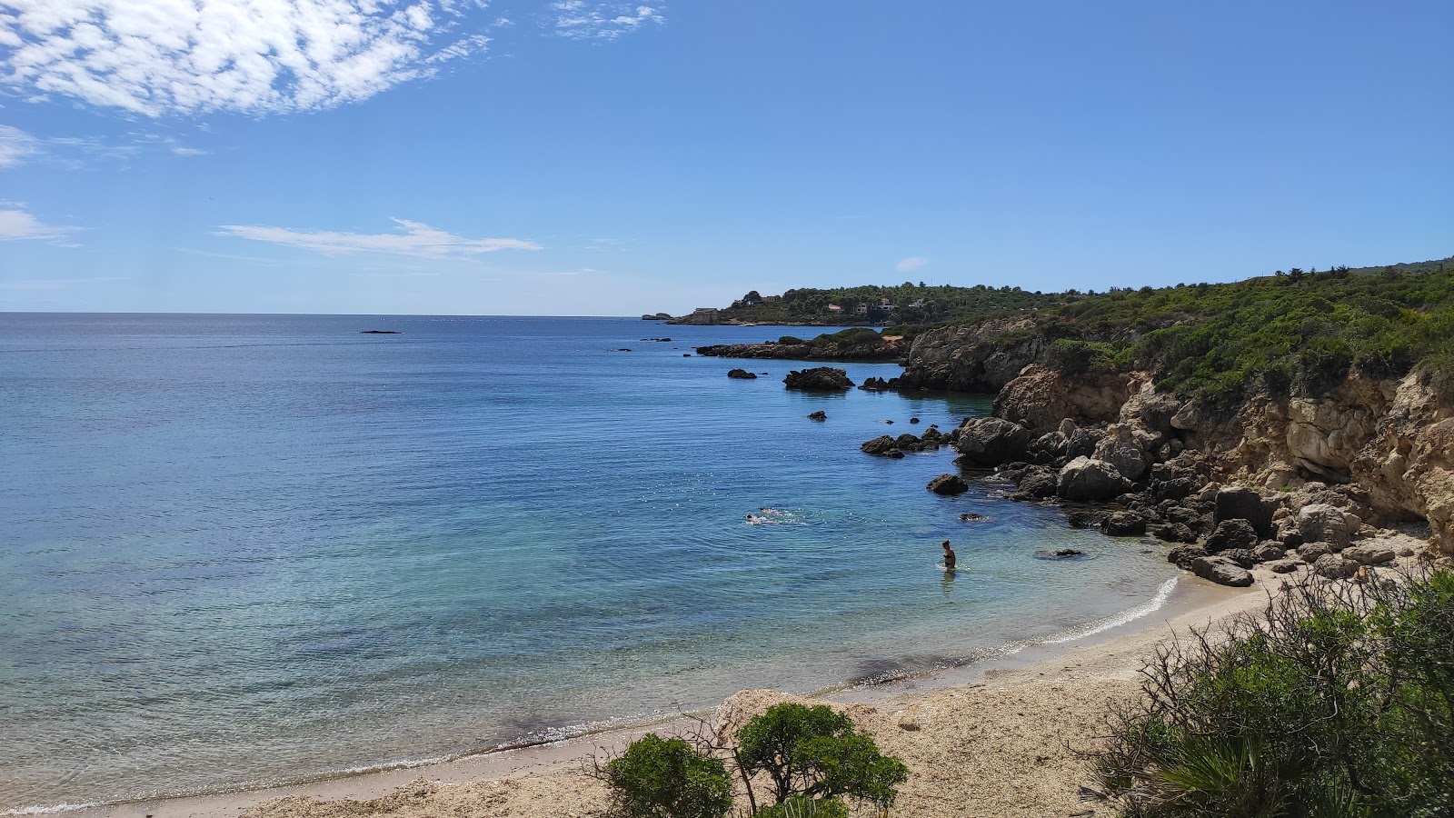 Foto de Cala dei Pini com pequenas baías