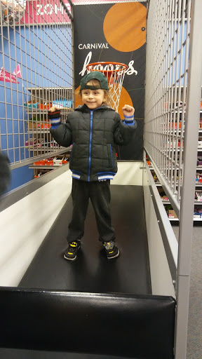 Shoe Store «Shoe Carnival», reviews and photos, 13120 Rivercrest Dr, Crestwood, IL 60445, USA