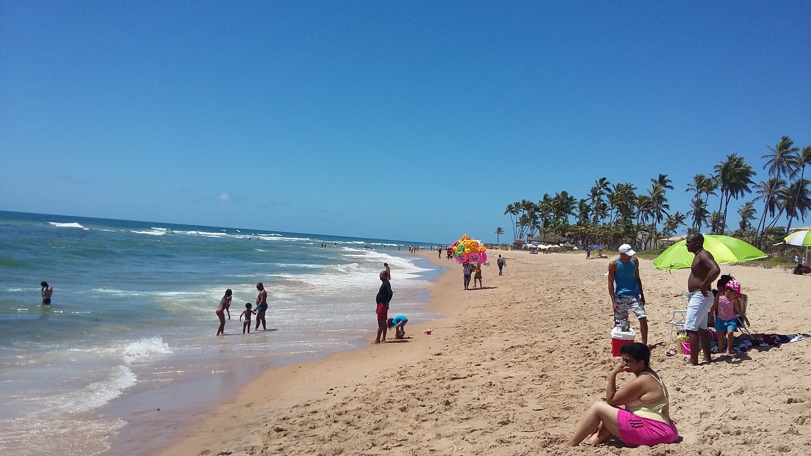 Foto de Praia de Buraquinho con agua cristalina superficie