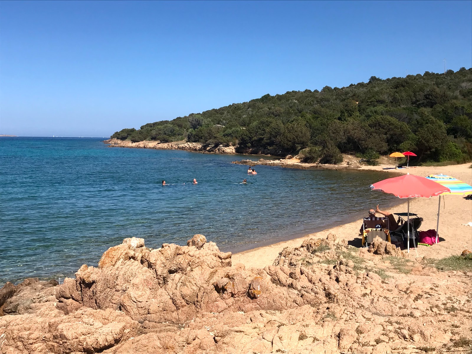 Foto di La Contralta Beach con una superficie del sabbia luminosa