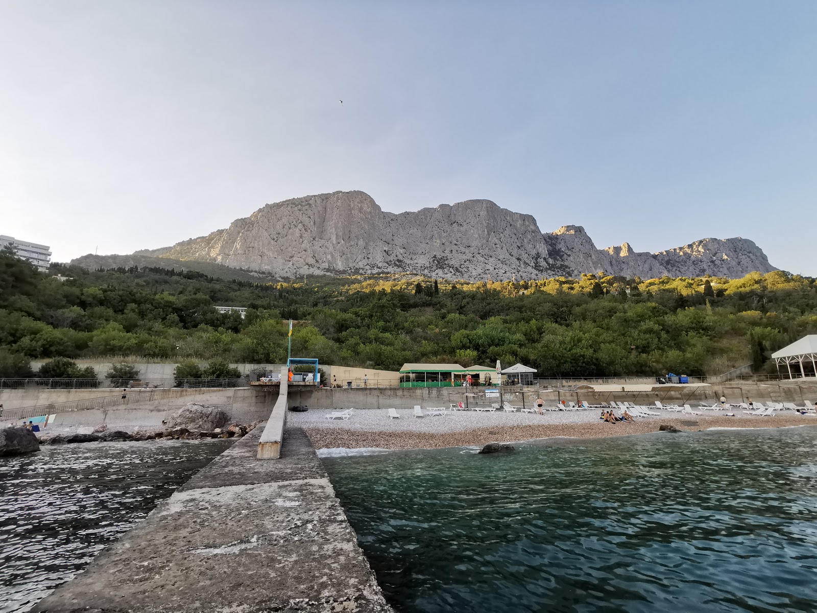 Photo de Foros beach protégé par des falaises