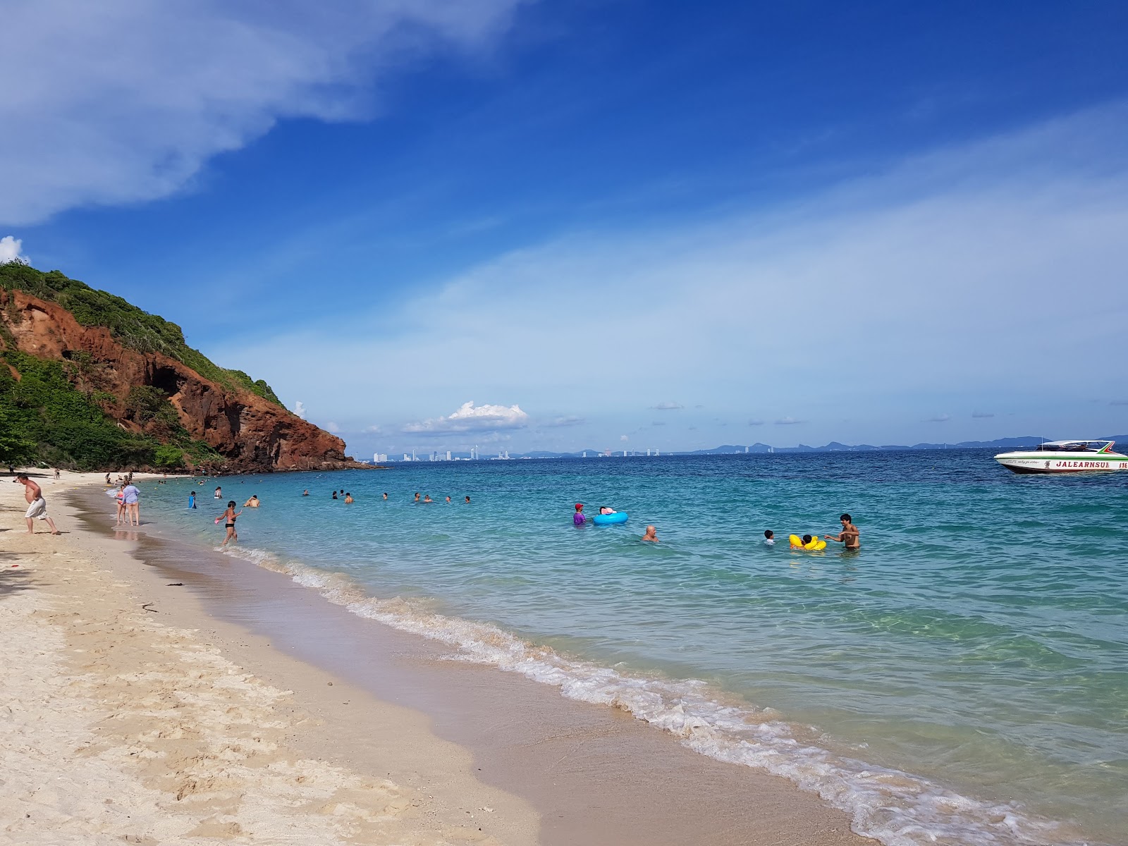 Monkey Beach的照片 带有米色沙子表面