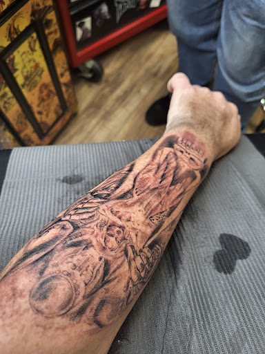 Tattoo and Piercing Shop «Lunchbox Tattoo & Body Piercing», reviews and photos, 3604 N Chapel Hill Rd, Johnsburg, IL 60050, USA