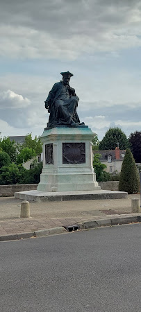 Statue de Rabelais du Restaurant Café De La Paix à Chinon - n°4
