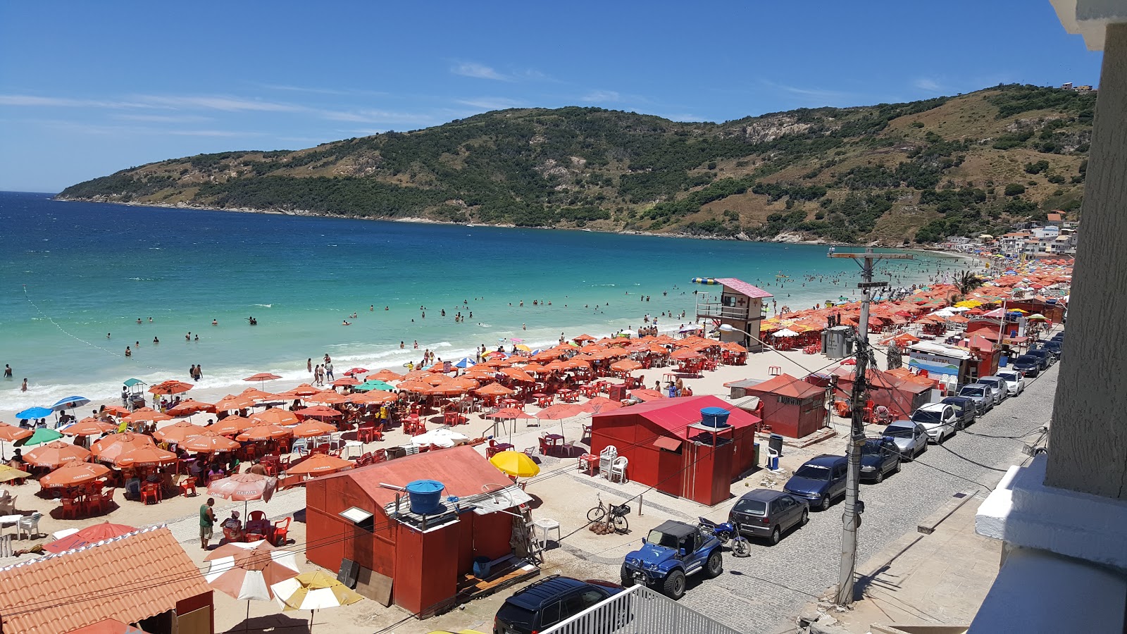 Arraial do Cabo Plajı'in fotoğrafı uçurumlarla desteklenmiş