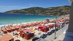 Arraial do Cabo Plajı'in fotoğrafı uçurumlarla desteklenmiş