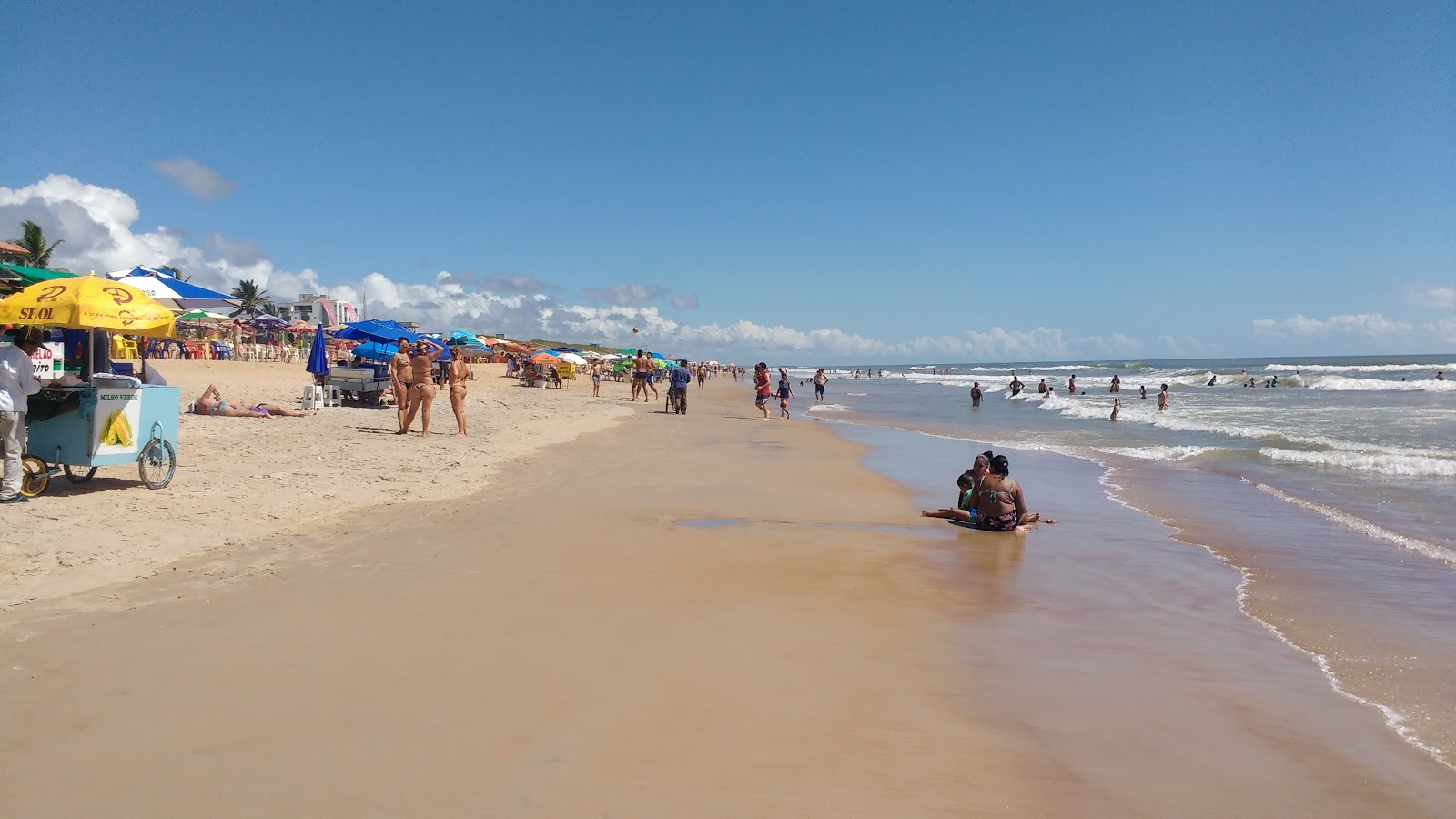 Foto van Praia de Guriri met beige zand oppervlakte