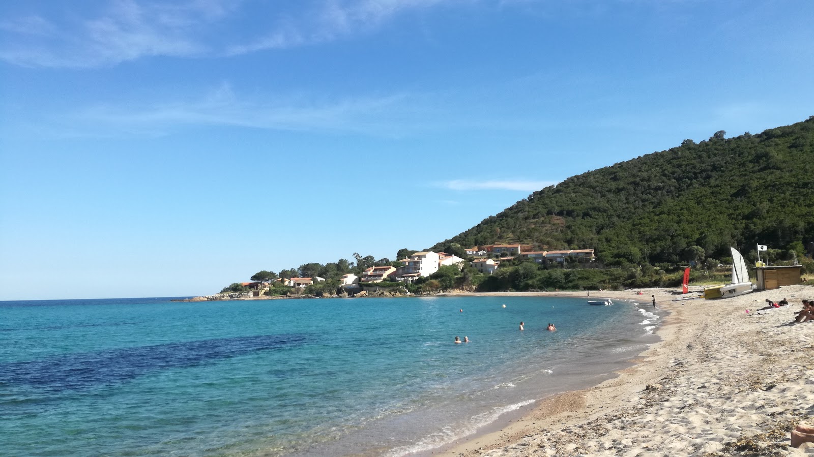 Foto von Plage de Tarco von Klippen umgeben