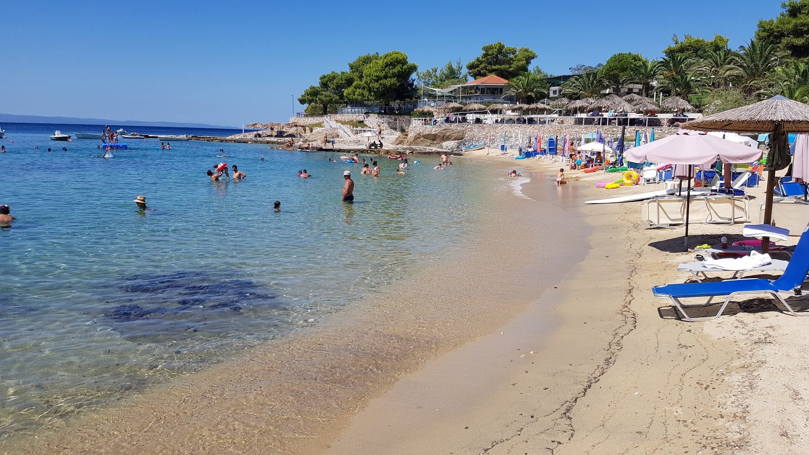 Foto di Mitari Camping beach con una superficie del sabbia beige fine