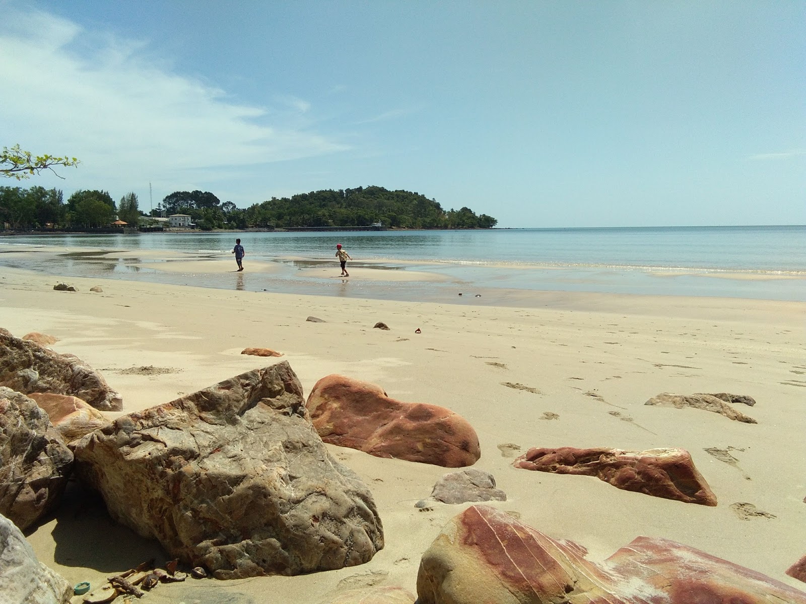 Foto van Hin Ngam Beach met helder zand & rotsen oppervlakte