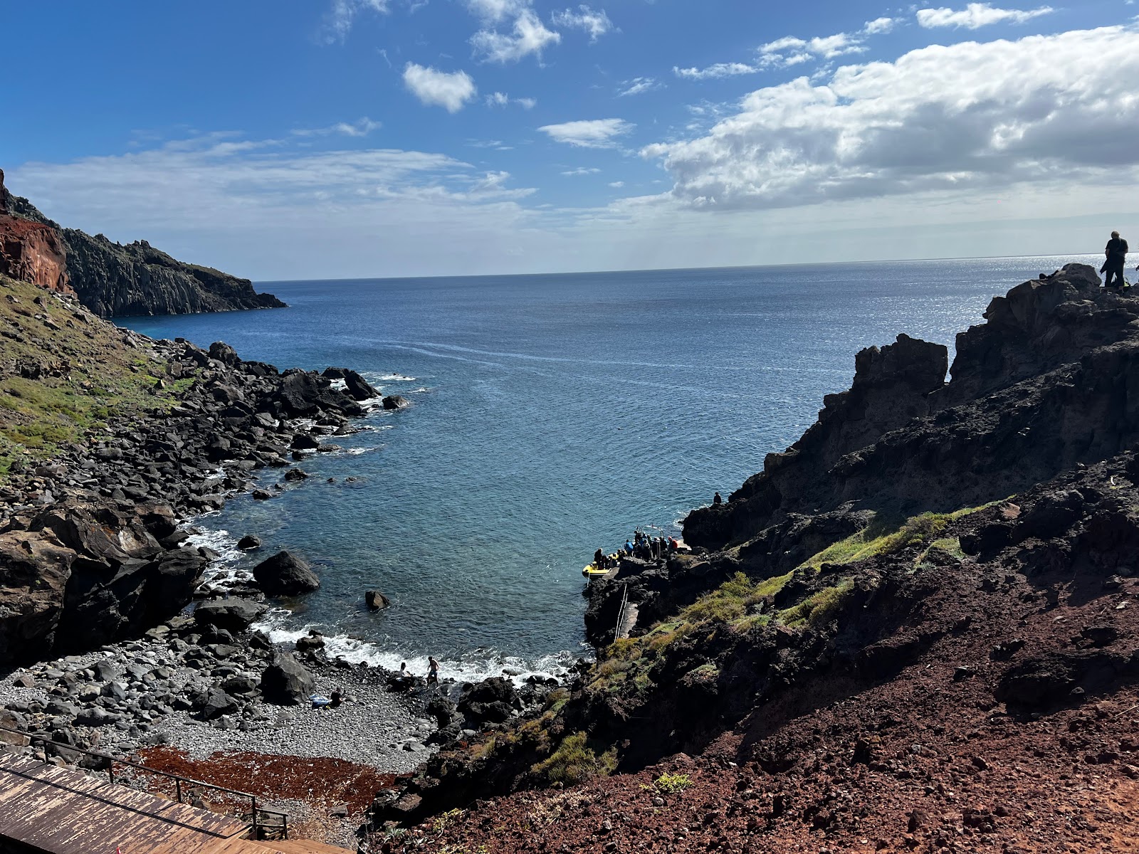 Praia do Sardinha'in fotoğrafı dağlarla çevrili