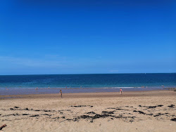 Plage du Saussaye'in fotoğrafı dağlarla çevrili