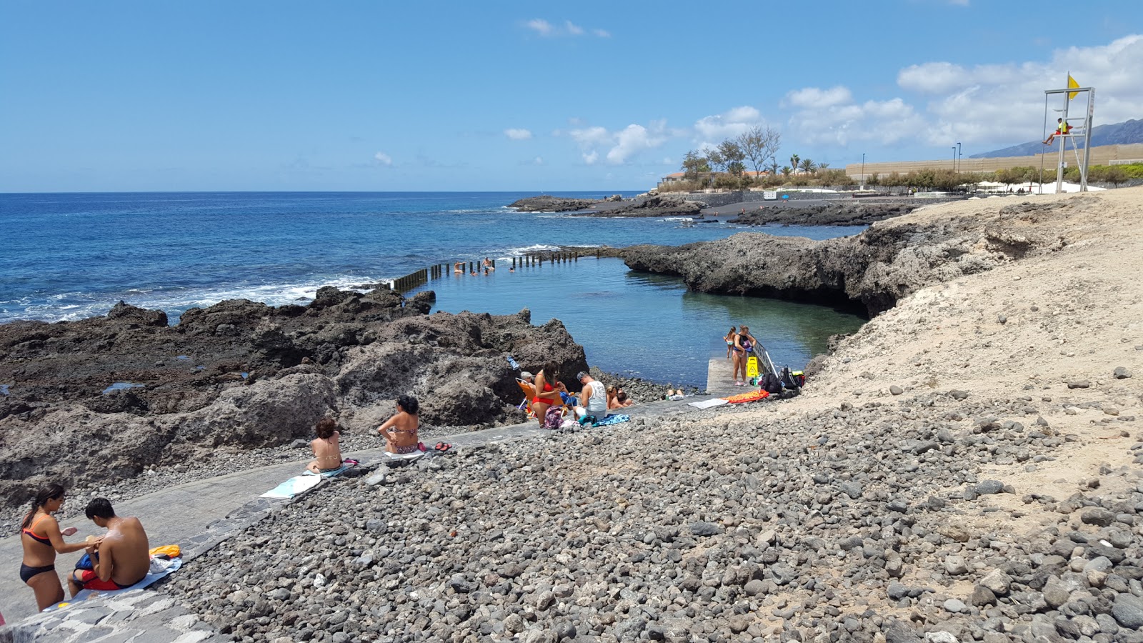 Zdjęcie Piscinas naturales Alcala Beach z powierzchnią teren skalisty