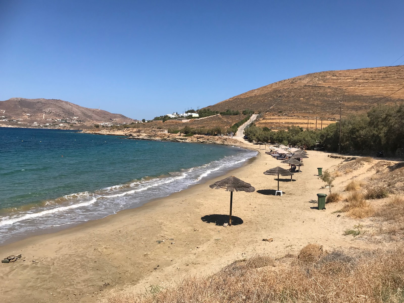 Foto de Komito beach com areia fina e brilhante superfície