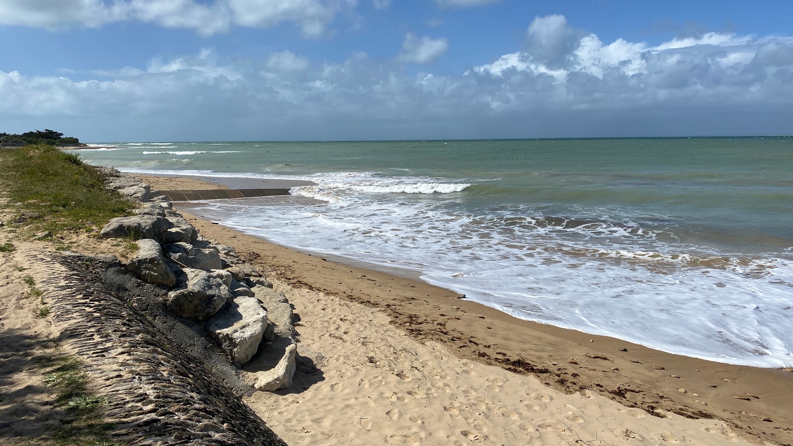 Foto av Plage du Marchais med beige sand yta