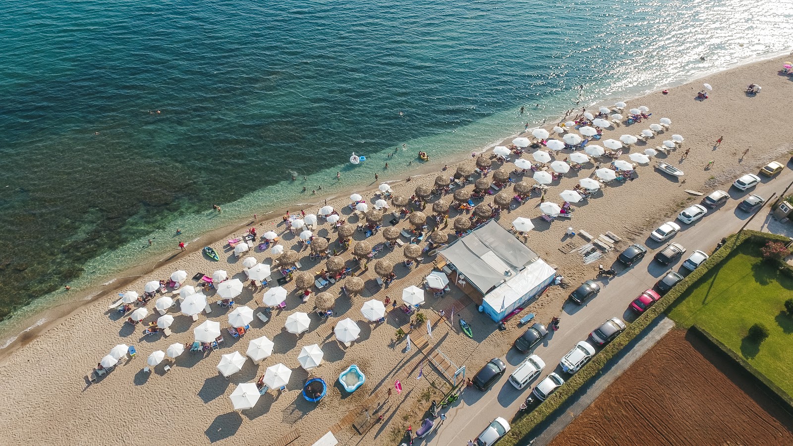 Zdjęcie Mesimvrias beach z powierzchnią małe beżowe kamyki