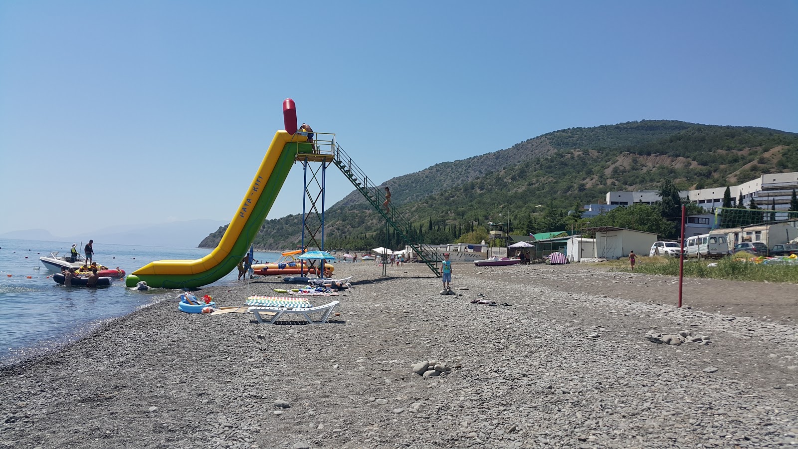 Foto van Kanaka beach ondersteund door kliffen
