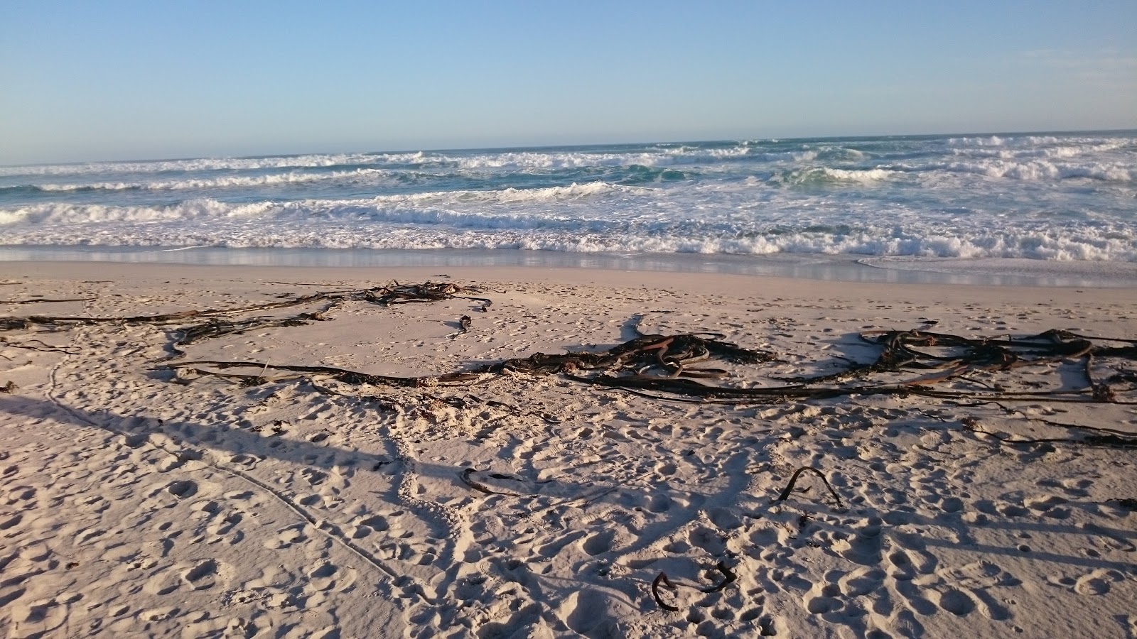 Foto de Pearly beach con agua cristalina superficie