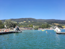 Valokuva Alpenseebad Mondsee Rantaista. - suositellaan perheen matkustajille, joilla on lapsia