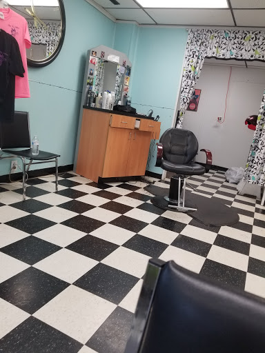 Hair Salon «Four Seasons Hair Salon», reviews and photos, 302 W Main St, Louisa, VA 23093, USA