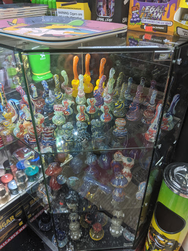 Tobacco Shop «The Hub Smoke Shop & Gifts», reviews and photos, 6410 N Oak Trafficway, Kansas City, MO 64118, USA