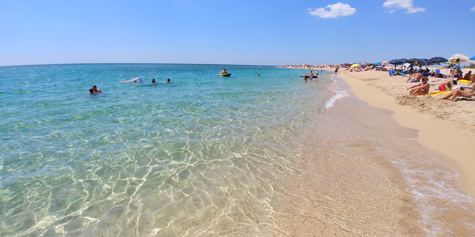 Zdjęcie Spiaggia di Borraco z powierzchnią beżowy piasek muszlowy