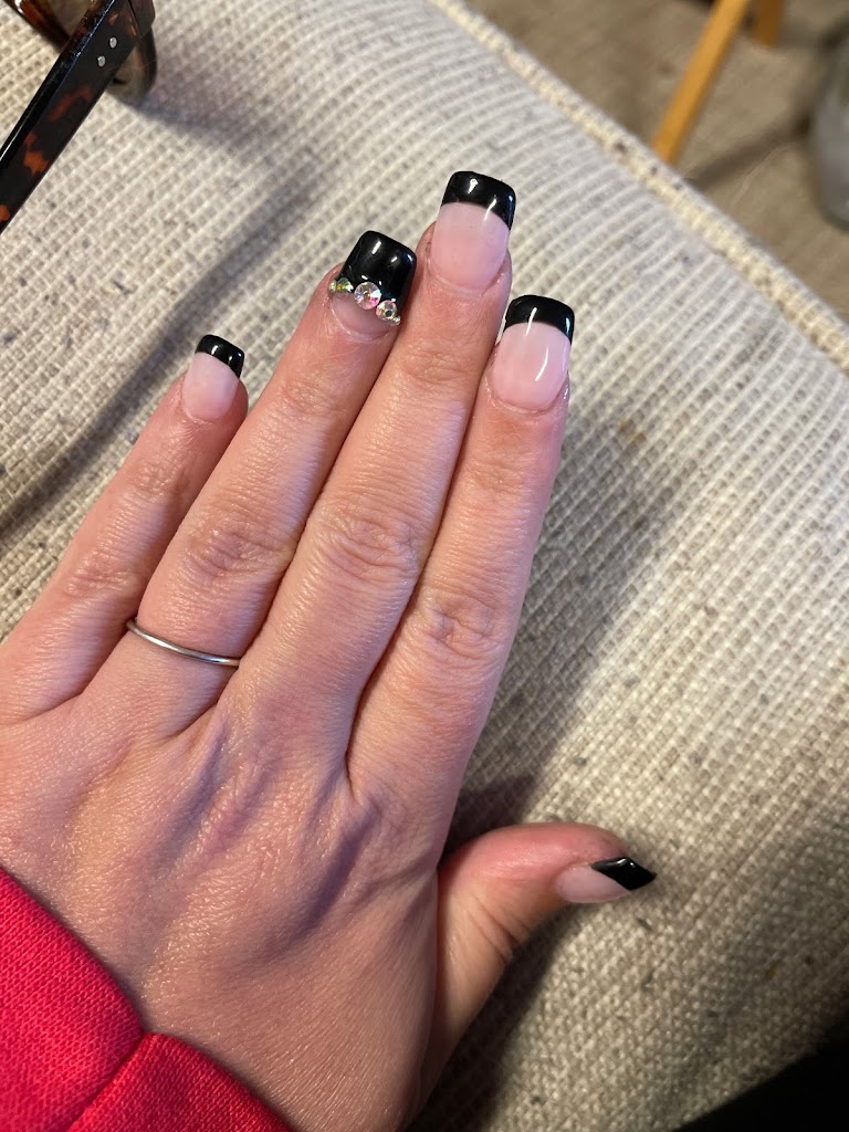 Halo Nail Salon 28650