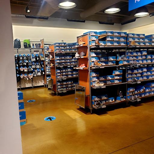 Sportswear Store «Columbia Sportswear Outlet Store at Edinburgh Premium Outlets», reviews and photos, 11715 NE Executive Dr #100, Edinburgh, IN 46124, USA