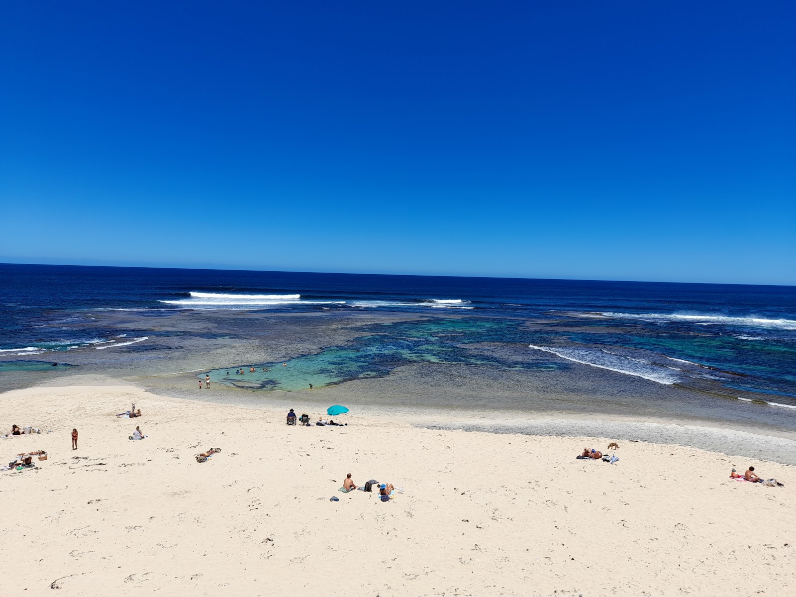 Foto van Surrers Beach met turquoise puur water oppervlakte