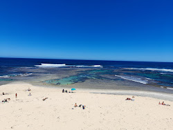 Zdjęcie Surrers Beach z powierzchnią turkusowa czysta woda