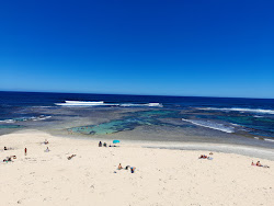 Photo de Surrers Beach avec rivage droit, long