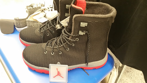 Clothing Store «Ross Dress for Less», reviews and photos, 7511 Lemont Rd, Darien, IL 60561, USA