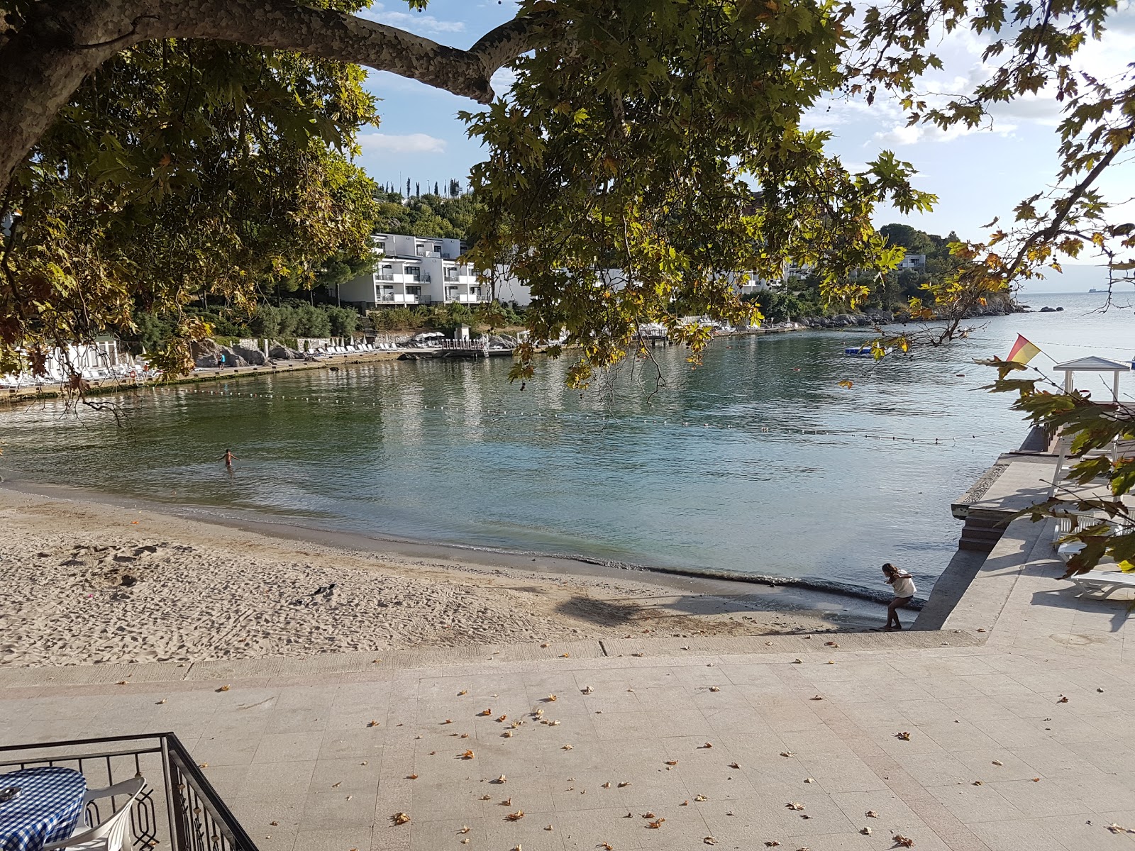 Fotografie cu Darica beach IV sprijinit de stânci