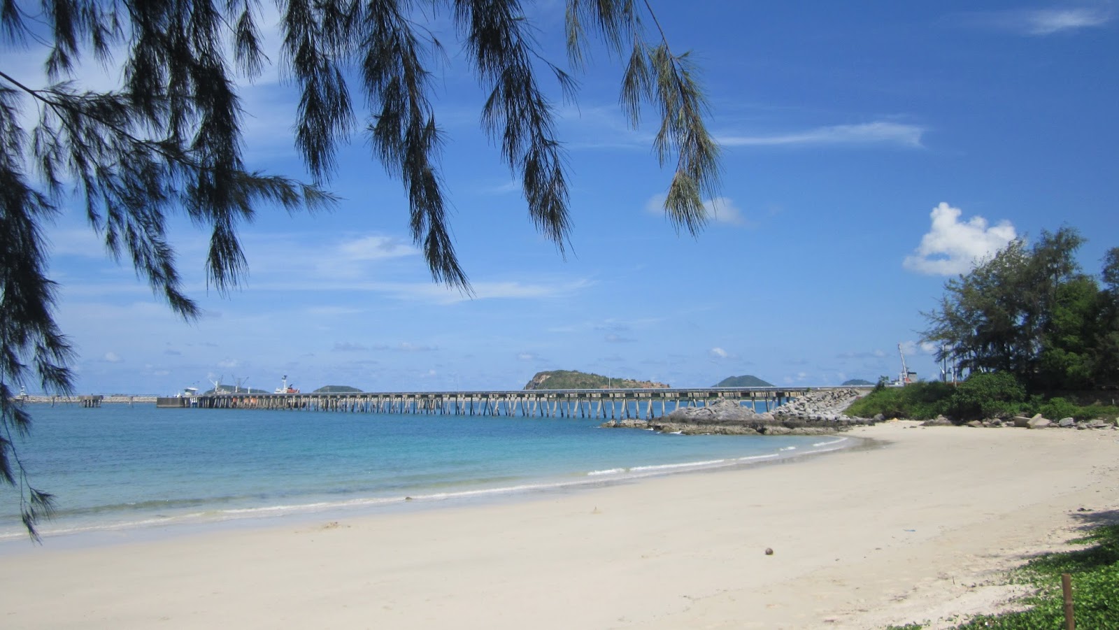Nang Ram Beach'in fotoğrafı dağlarla çevrili