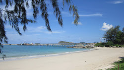 Nang Ram Beach'in fotoğrafı dağlarla çevrili