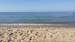 Photo de Spiaggia di Sperlonga protégé par des falaises