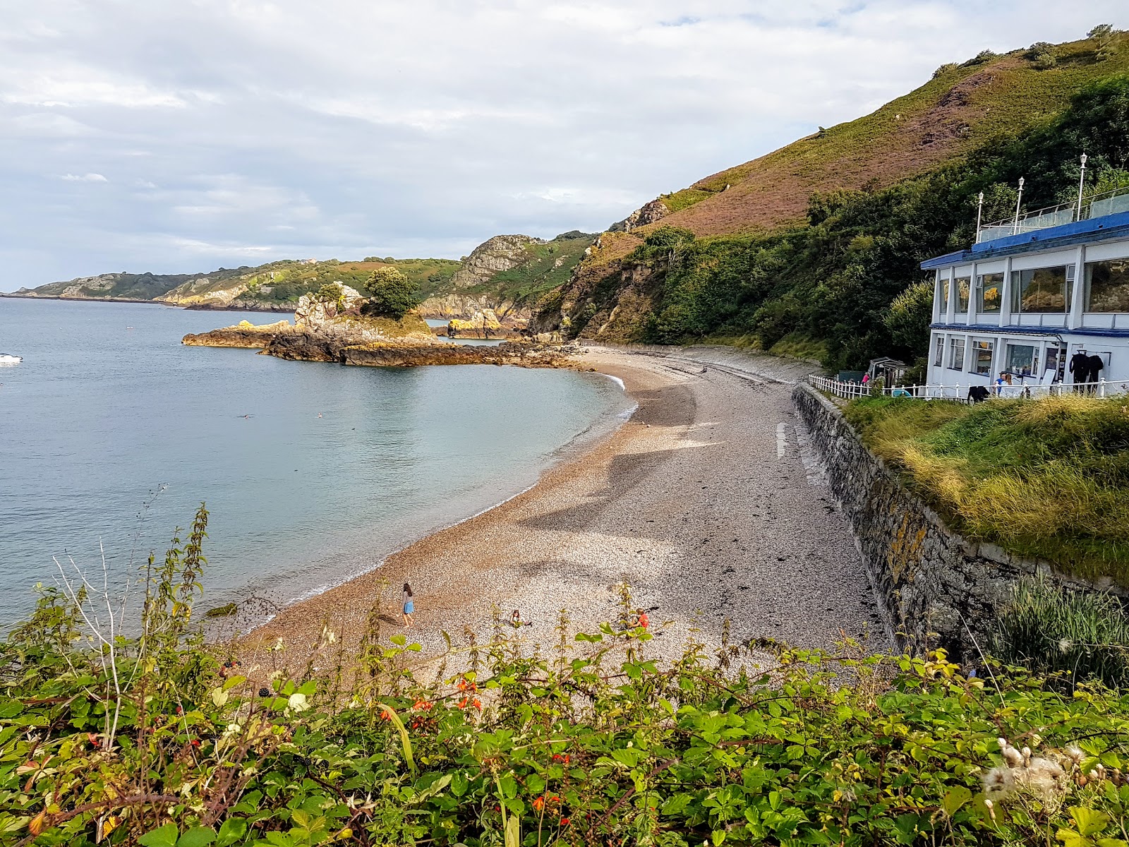 Foto af Bouley Bay Dive Centre bakket op af klipperne