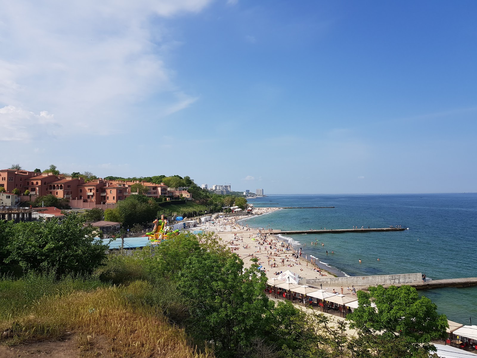 Fotografija Zolotyi Bereg z zelena čista voda površino