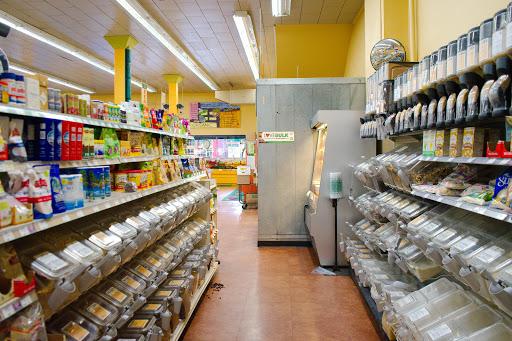 Grocery Store «Harvest Fresh Grocery & Deli», reviews and photos, 251 NE 3rd St, McMinnville, OR 97128, USA