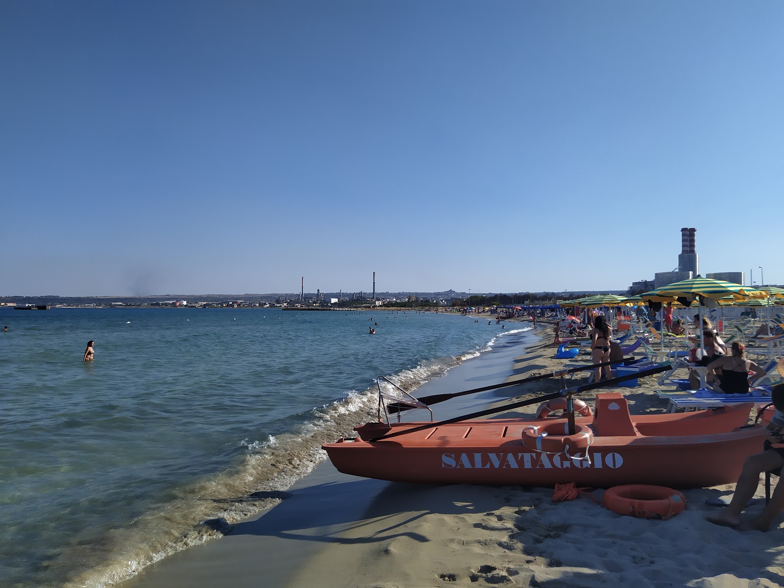 Foto van Spiaggia Saline di Priolo met recht en lang