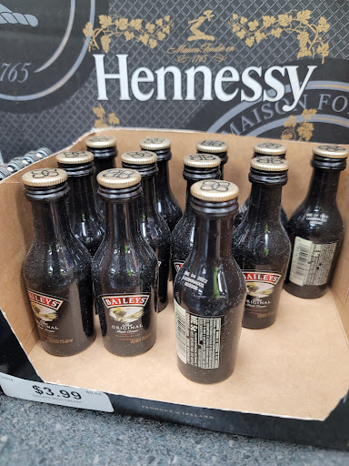 Wine Store «F & N Wine & Spirits», reviews and photos, 2094 Naamans Rd, Wilmington, DE 19810, USA