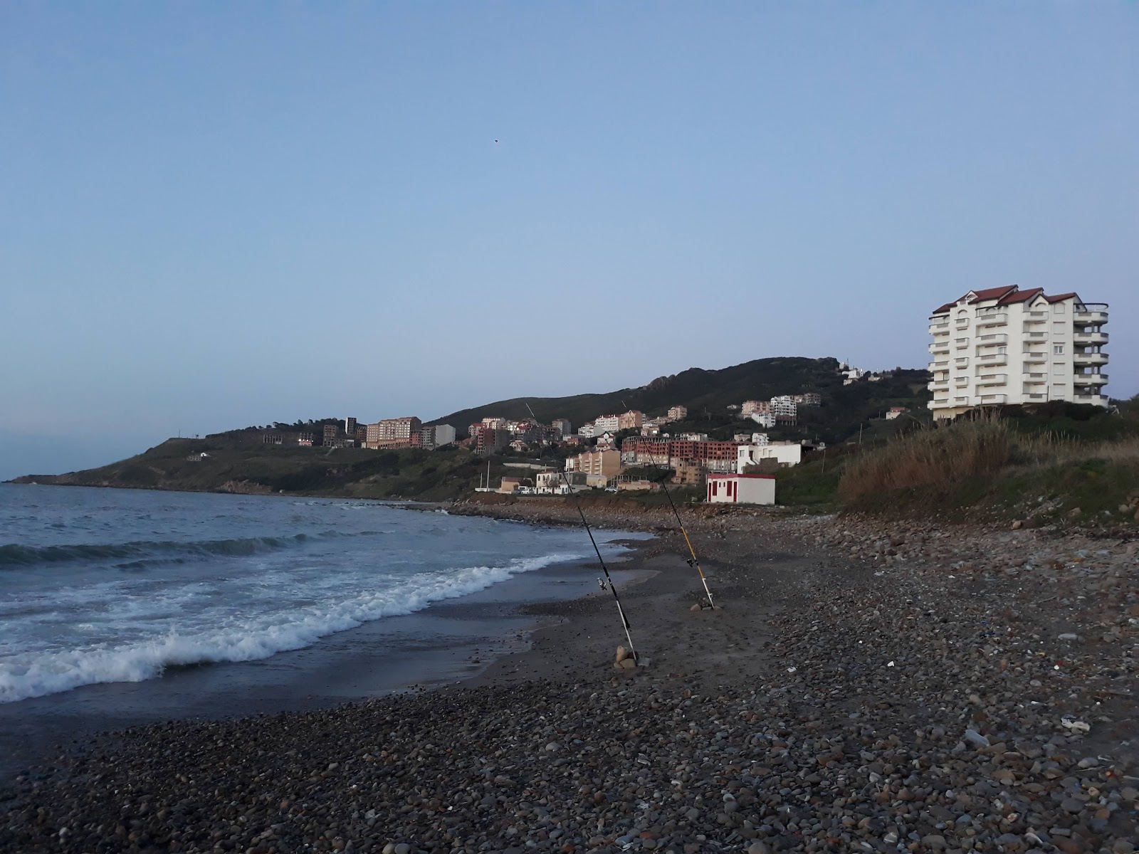 Foto van Plage Feraoun met beige kiezelstenen oppervlakte