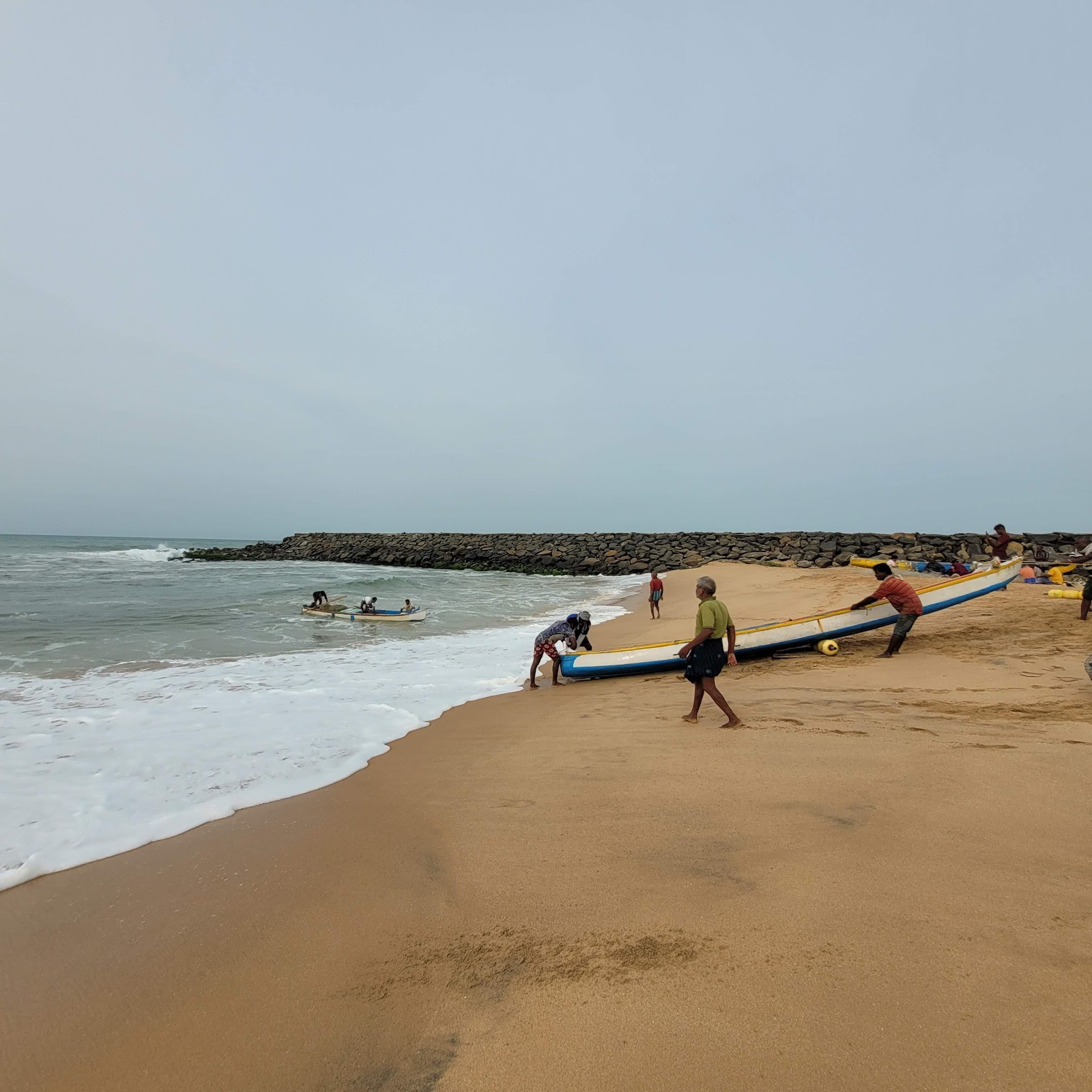 Foto de Periyakadu Beach - lugar popular entre os apreciadores de relaxamento