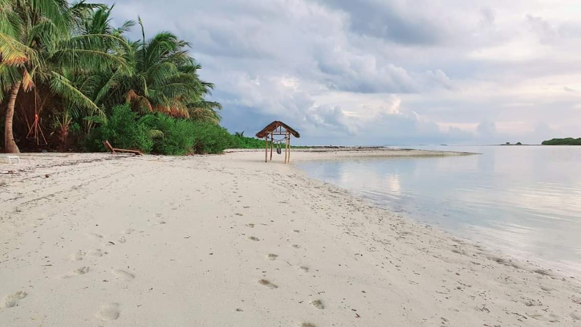 Fotografie cu Kunahandhoo Beach cu o suprafață de nisip strălucitor