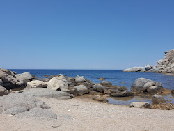 Photo de Roncu Beach entouré de montagnes