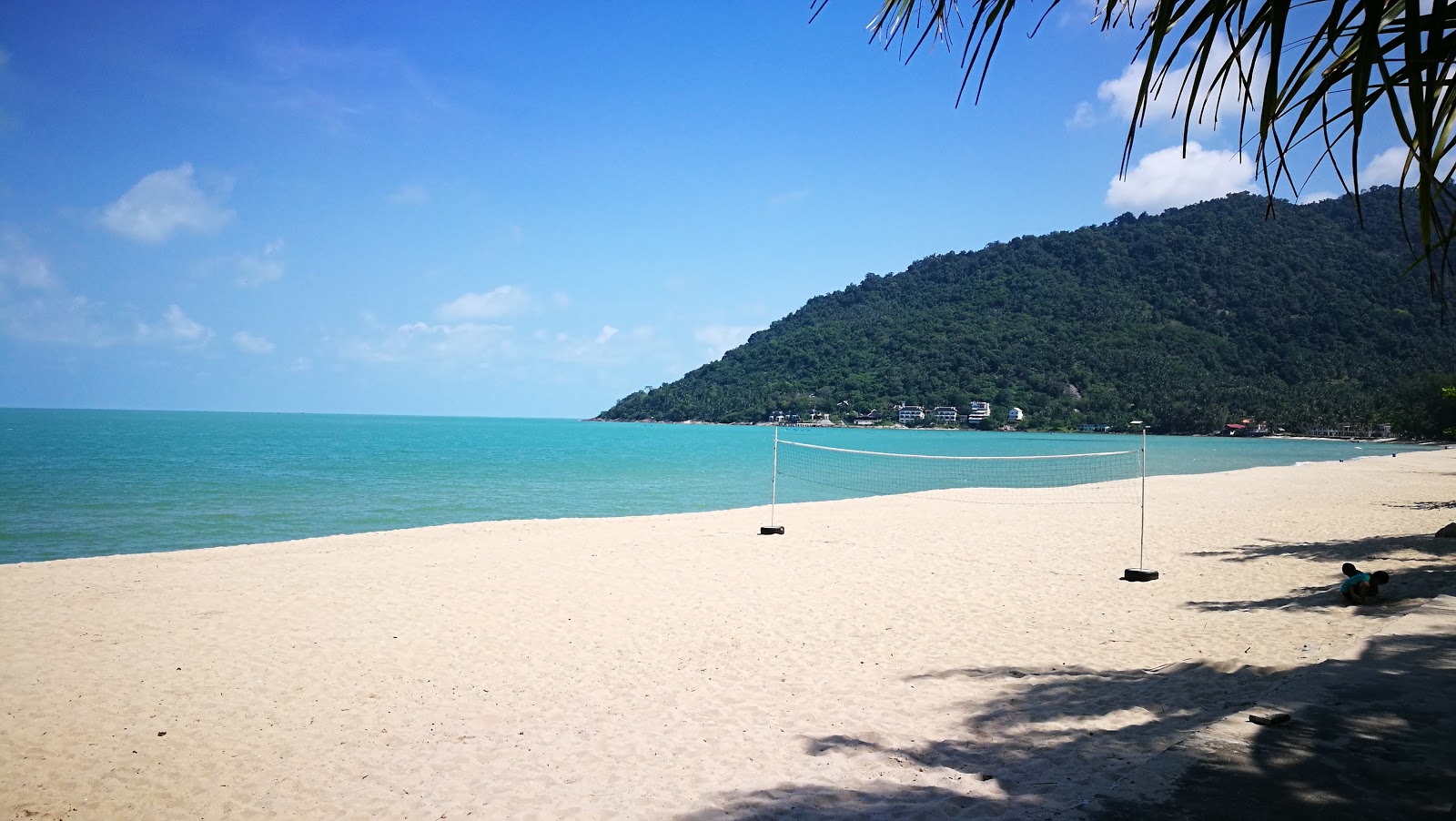 Fotografie cu Nai Phlao Beach sprijinit de stânci